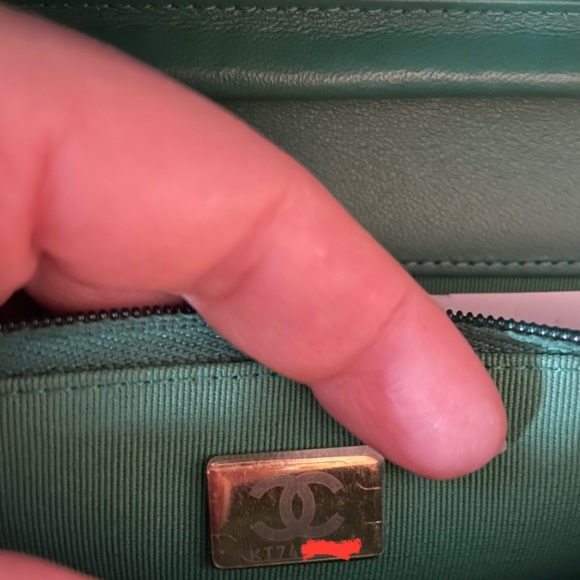 CHANEL 22A GREEN WALLET ON CHAIN - Picture 7 of 8
